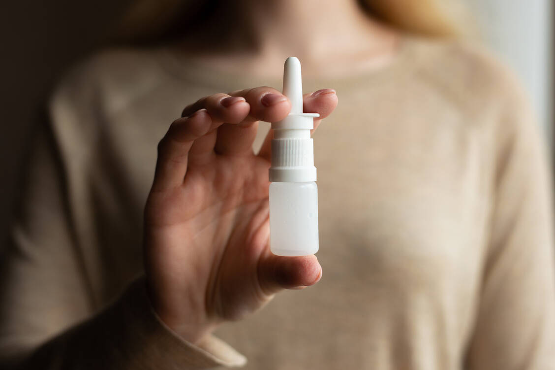 Weltweit sind einige Nasensprays gegen SARS-CoV-2 in der Entwicklung. Eines aus Australien adressiert Toll-Like-Rezeptoren, die für das angeborene Immunsystem wichtig sind. / Foto: Adobe Stock/Anton