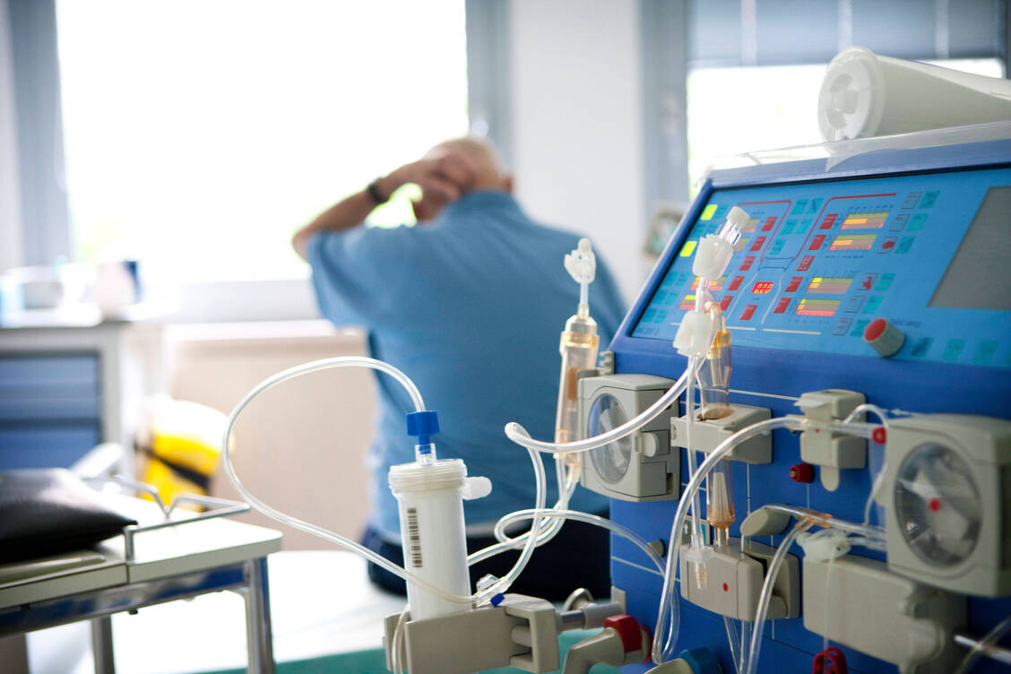 Im Stadium der terminalen Niereninsuffizienz ist oft eine Nierenersatztherapie nötig, zum Beispiel eine Hämo- oder Peritonealdialyse oder eine Nierentransplantation. / © Imago/UIG