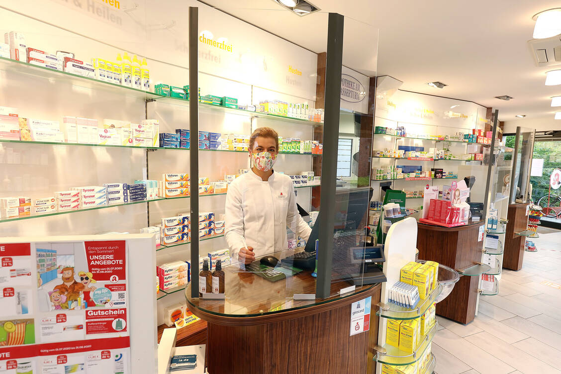 Mit Mundschutz hinter dem Spuckschutz: Viele Apotheker tragen in allen Bereichen der Apotheke Maske. / Foto: PZ/Alois Müller