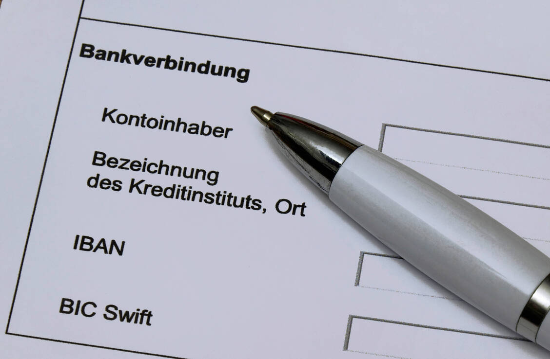 Mit einer gefälschten IBAN haben Betrüger offenbar Rechnungen des Herstellers Merck manipuliert. / © Imago/Steinach