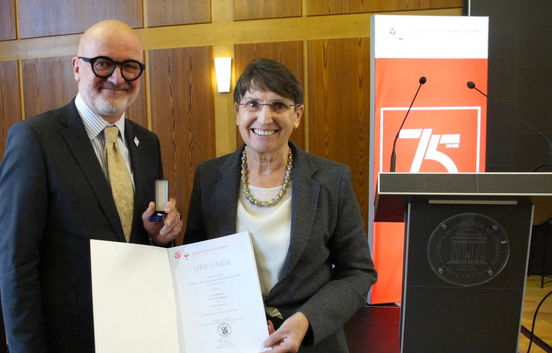 Ehrung für das Lebenswerk – Professor Dr. Irene Krämer wird mit der Ehrennadel der Landesapothekerkammer Rheinland-Pfalz geehrt. / © Stefan Friebis/Landesapothekerkammer Rheinland-Pfalz