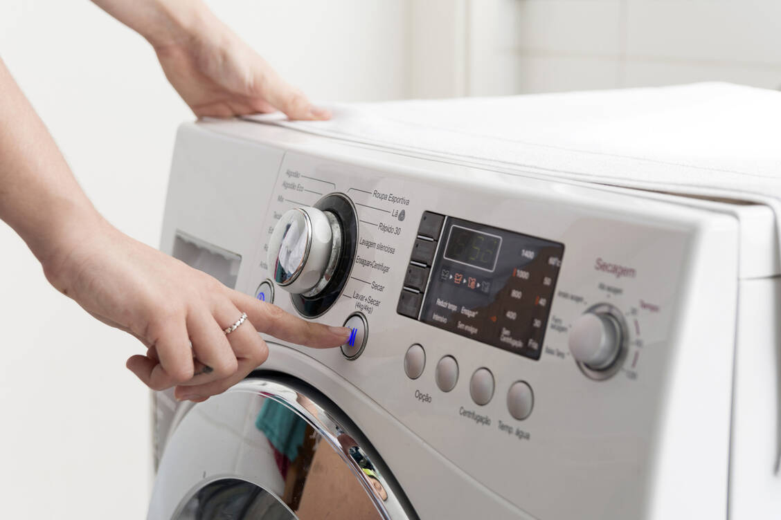 Handtücher und Wäsche, die mit Pilzen und deren Sporen in Kontakt gekommen sind, müssen bei mindestens 60 Grad Celsius gewaschen werden. / Foto: Adobe Stock/phaelshoots