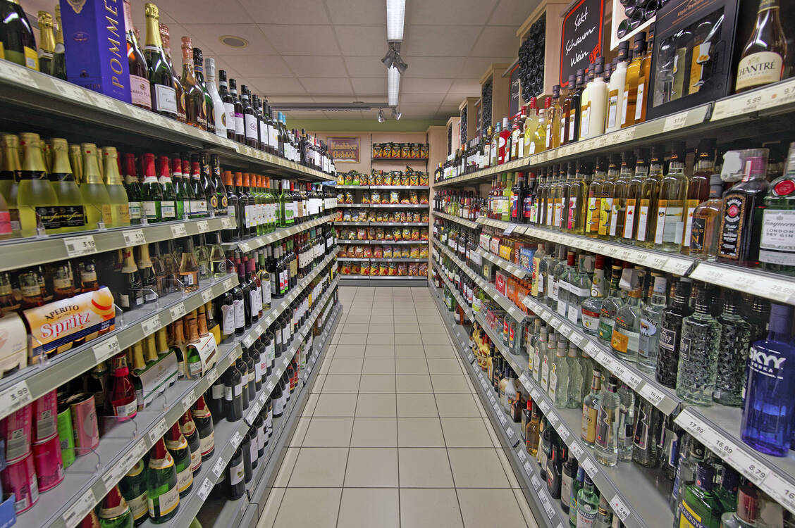 Der Ärzteverband Marburger Bund spricht sich für eine Verkaufsverbot hochprozentiger alkoholischer Getränke in Supermärkten aus. / © Imago/imagebroker