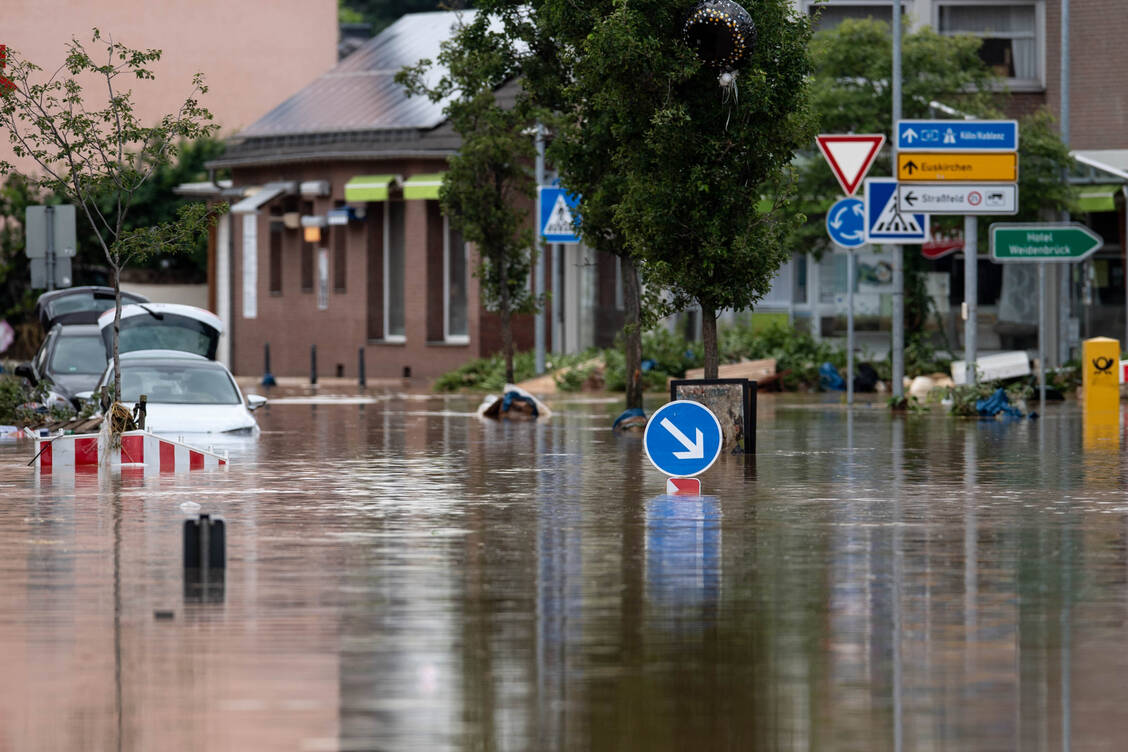 Die Auslieferung von Arzneimitteln verzögert sich zum Teil, weil Touren in einige von dem Hochwasser betroffene Gebiete derzeit nicht möglich sind, berichten die Großhändler.  / Foto: picture alliance/dpa