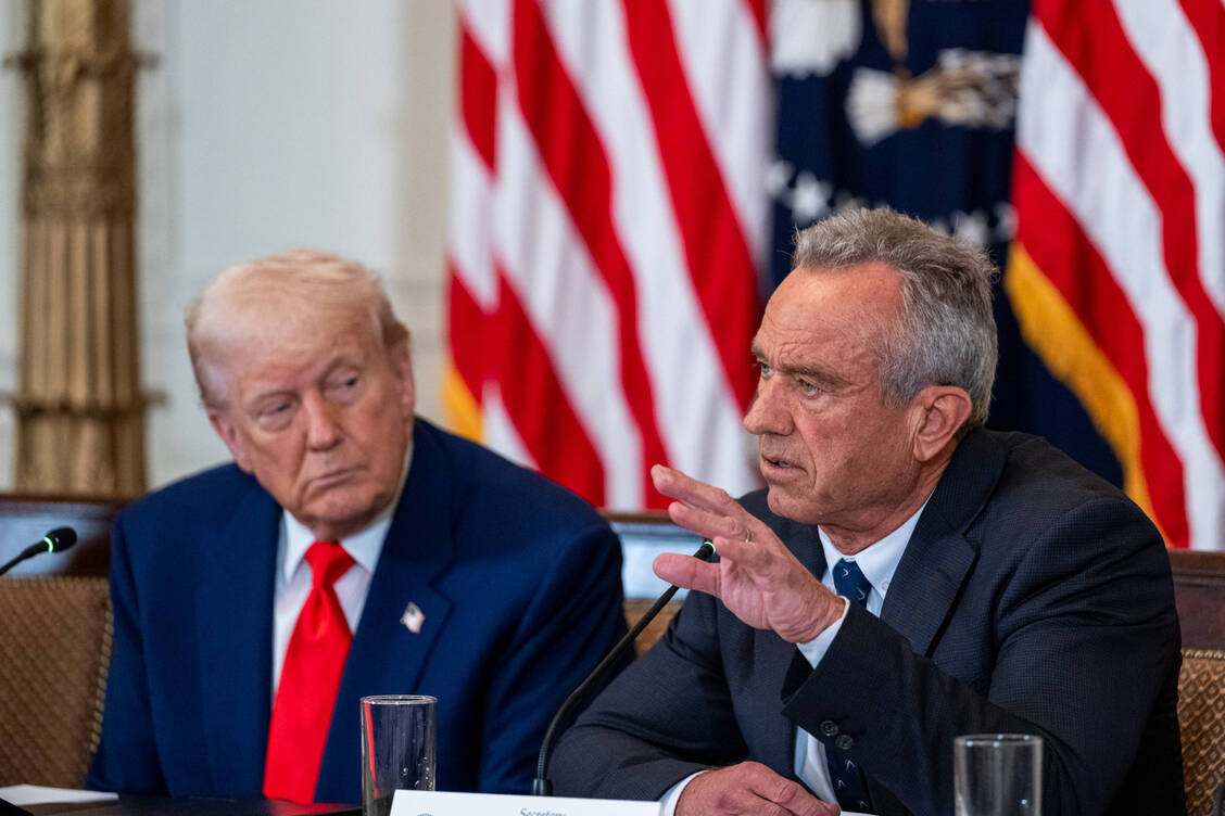 US-Präsident Donald Trump und sein Gesundheitsminister Robert F. Kennedy Jr. wollen die US-Impfpolitik für Kinder umbauen. / © Imago/Zuma Press Wire