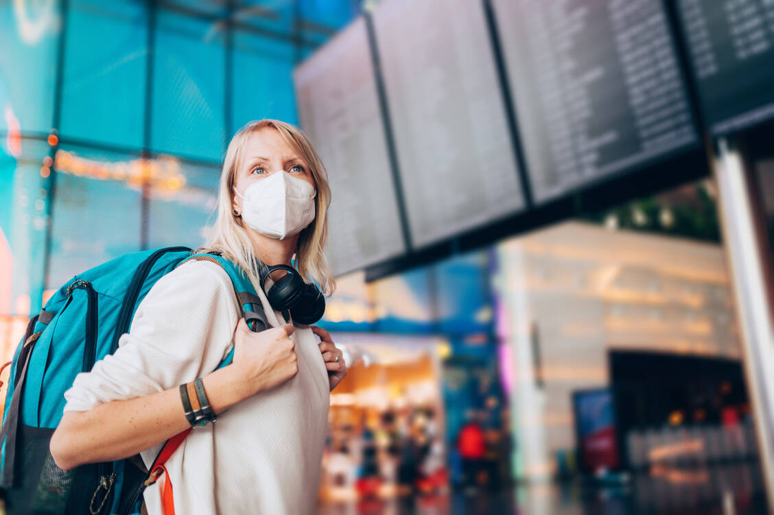 Soll ich mich vor dem Urlaub noch ein zweites Mal gegen Covid-19 boostern lassen? Das fragen sich derzeit viele Reisende. Empfehlenswert sind und bleiben FFP2-Masken unterwegs. / Foto: Getty Images/Pyrosky