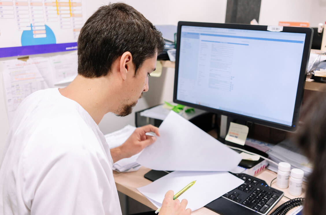 Der Verband innovativer Apotheker (via) vermutet Effizienzreserven bei bürokratischen Prozessen in Apotheken. Deshalb hat der Verband eine Studie in Auftrag gegeben. / Foto: imago images/Westend61