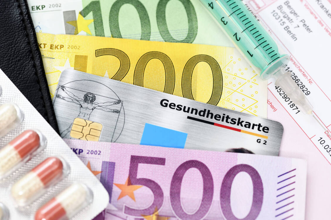 Die Krankenkassenverbände wollen beim Apothekenhonorar weitere Millionenbeträge einsparen. / Foto: imago/Christian Ohde