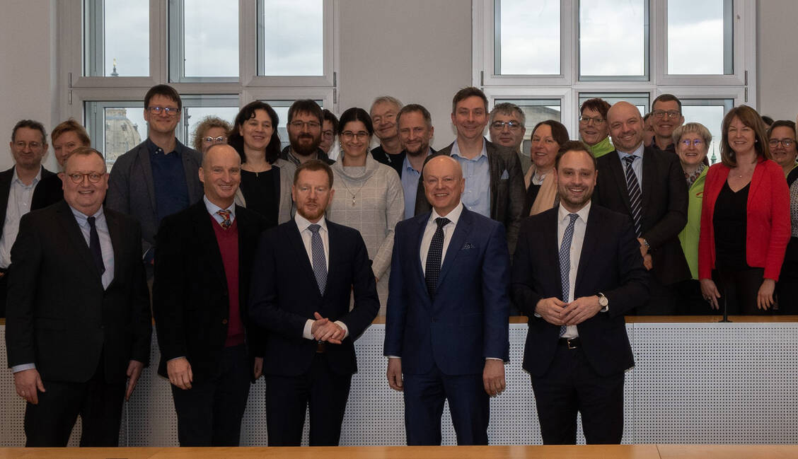 Nach der Landtagsdebatte diskutierten Apothekerinnen und Apotheker mit Ministerpräsident Michael Kretschmer und dem Sozialpolitiker Alexander Dierks (vorne rechts, beide CDU) über die Zukunft der Apotheken im Land. / Foto: © Robert Baumgart