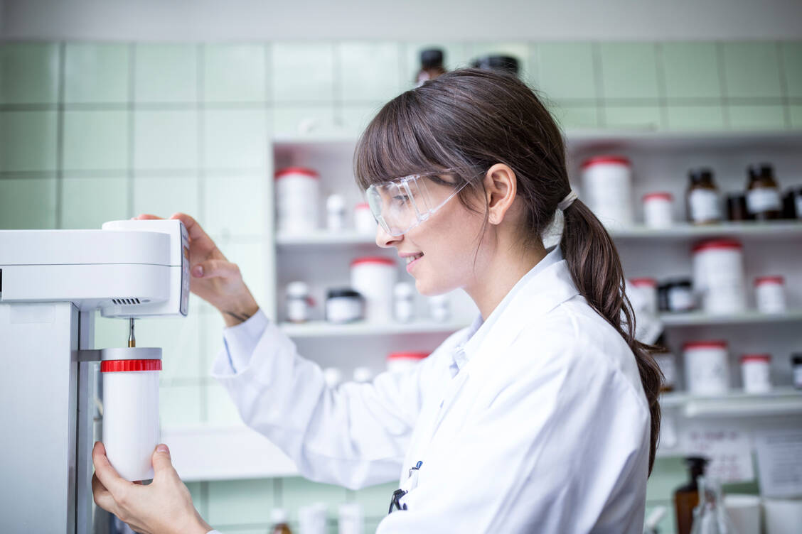 Im Apothekenlabor sind einige Substanzen tierischen Ursprungs zu finden. Ein Beispiel ist die Salbengrundlage Lanolin. / Foto: Getty Images/Westend61