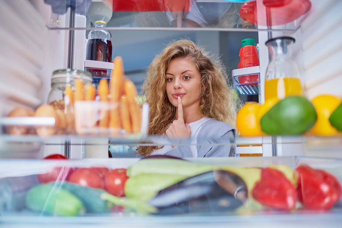 Wer den Kühlschrank nur mit gesunden Lebensmitteln füllt, kann sich selbst austricksen, um weniger Junk Food zu essen. / Foto: Getty Images/millann/Milan Ilic
