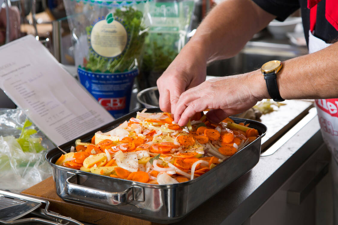 Ausgewogene nährstoffreiche Ernährung ist essenziell für ältere Menschen. / Foto: Adobe Stock/imagox