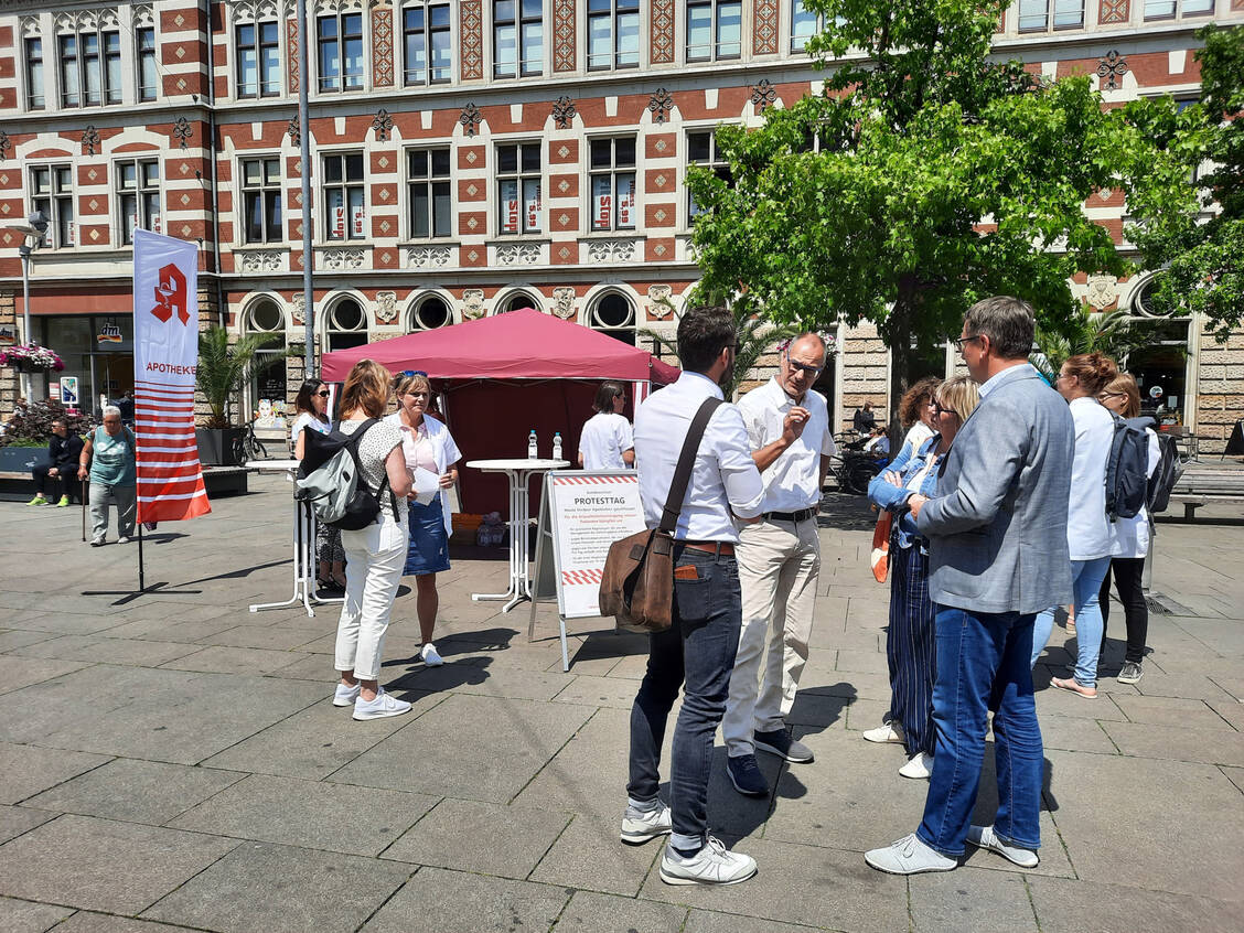 Bereits am bundesweiten Protesttag am 14. Juni protestierten die Thüringer Pharmazeuten in der Erfurter Innenstadt und klärten die Bürger über die Lage der Apotheken auf. / Foto: PZ/Hohmann-Jeddi