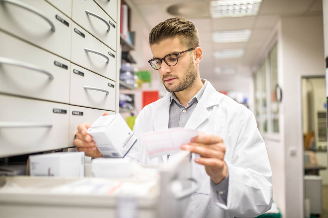 Apotheker sind verpflichtet, bei ärztlichen Verschreibungen auf die Abgabe eines preisgünstigen Präparats zu achten. Halten sie die Therapie durch einen Präparatewechsel für gefährdet, können sie pharmazeutische Bedenken anmelden. / Foto: Getty Images/alvarez