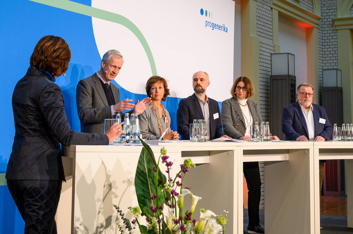 Über die Wirkung des ALBVVG diskutierten (von links): BMG-Abteilungsleiter Thomas Müller, Elisabeth Stampa (CEO bei Medichem S.A.), Josip Mestrovic (Vorstand Pro Generika), Susanne Dolfen (AOK Sachsen-Anhalt) und Thomas Fischbach (Präsident BVKj). / Foto: Svea Pietschmann