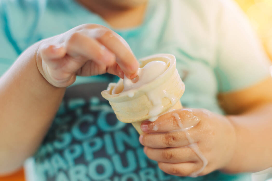 Fehlernährung: Nachdem die Zahl der unterernährten Kinder in den vergangenen 30 Jahren stark zurückgegangen ist, ist nun Übergewicht schon bei den Kleinen ein globales Problem. / Foto: Adobe Stock/nateejindakum