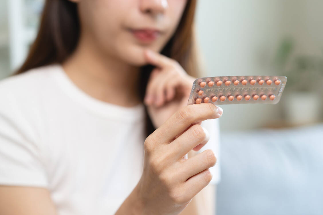 Frauen gucken heute kritischer auf den Nutzen der Pille. / © Adobe Stock/Pormezz