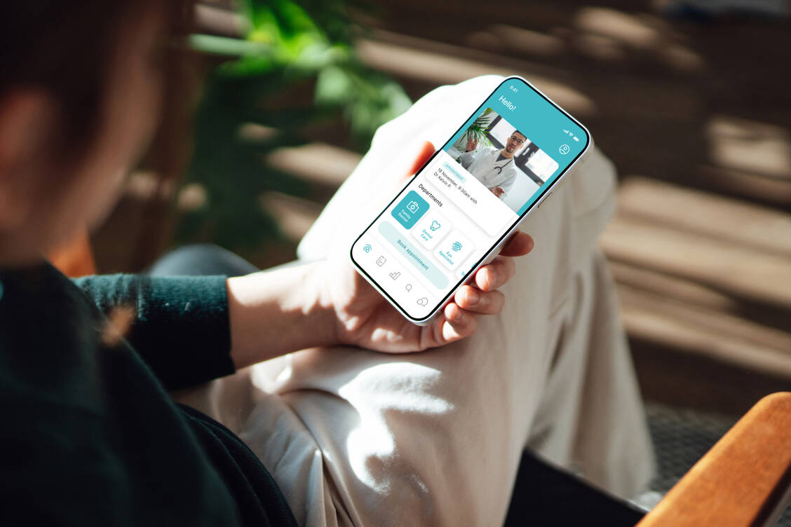 Ärzte und Psychotherapeuten können digitale Gesundheitsanwendung (DiGA) verschreiben. Voraussetzung ist, dass die App im Verzeichnis des Bundesinstituts für Arzneimittel und Medizinprodukte (BfArM) gelistet ist. / © Getty Images/Oscar Wong