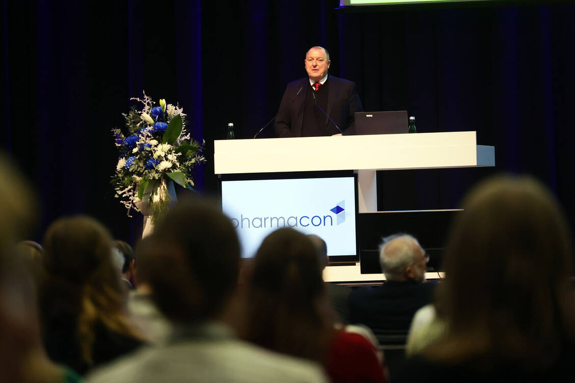 Armin Hoffmann, Präsident der Bundesapothekerkammer, eröffnete den Fortbildungskongress Pharmacon in Schladming. / © PZ/Alois Müller