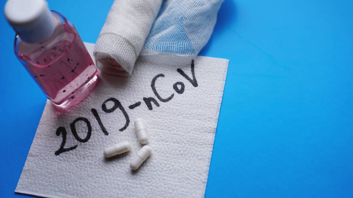 Apotheker können die Bevölkerung über sinnvolle und sinnlose Maßnahmen im aktuellen Coronavirus-Fieber aufklären – wie am besten erklärt der Weltapothekerverband in einer neuen Leitlinie. / Foto: Adobe Stock/brillianata