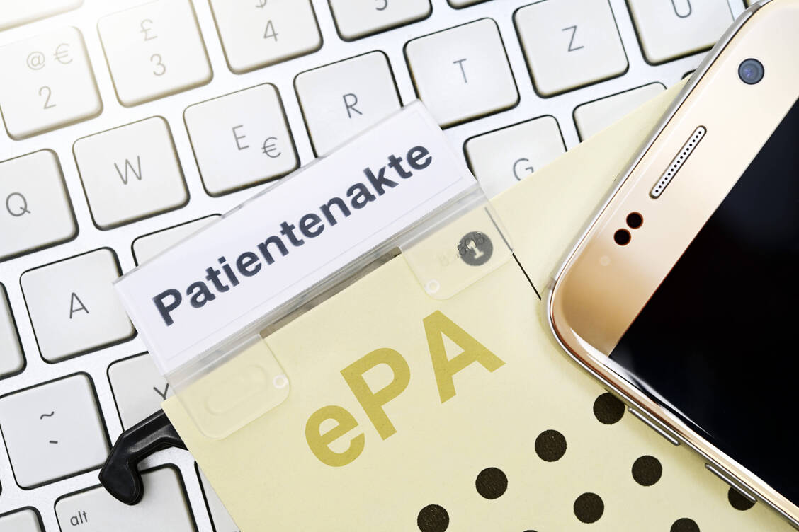 Laut TI-Dashboard der Gematik stehen insgesamt bereits knapp 70 Millionen elektronische Patientenakten für gesetzlich Versicherte bereit. Allein die AOK stellt davon mehr als 26 Millionen für ihre Versicherten zur Verfügung. / © IMAGO/Christian Ohde