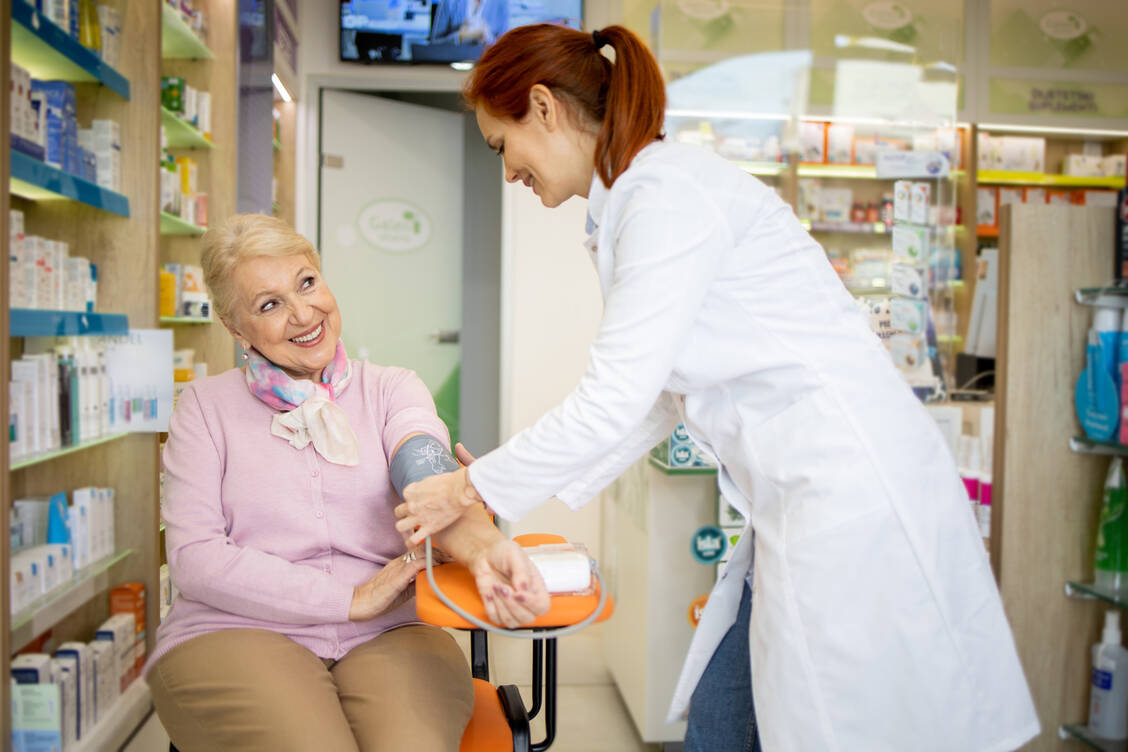 Bluthochdruck ist ein wichtiger Faktor für viele verschiedene kardiovaskuläre Probleme. Die Messung in der Apotheke hilft, unzureichend therapierte Patienten herauszufischen. / © Getty Images/Rockaa