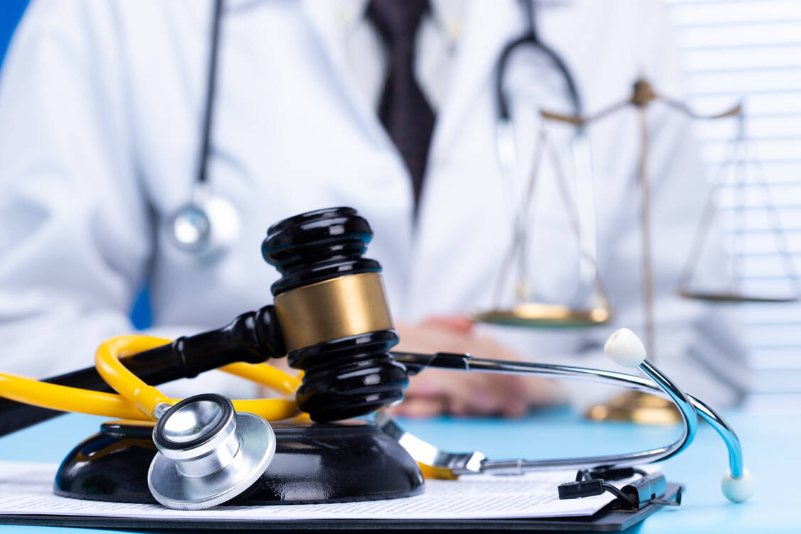 Haftungsfalle Medizinprodukt – wer bleibt auf den Kosten sitzen? / © Shutterstock