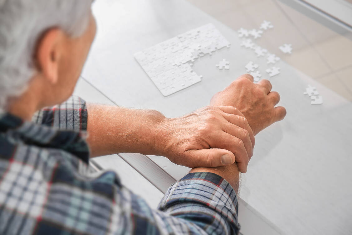 Parkinson ist durch einen Verlust dopaminproduzierender Nervenzellen gekennzeichnet und geht mit motorischen Störungen einher. / © Adobe Stock/Pixel-Shot