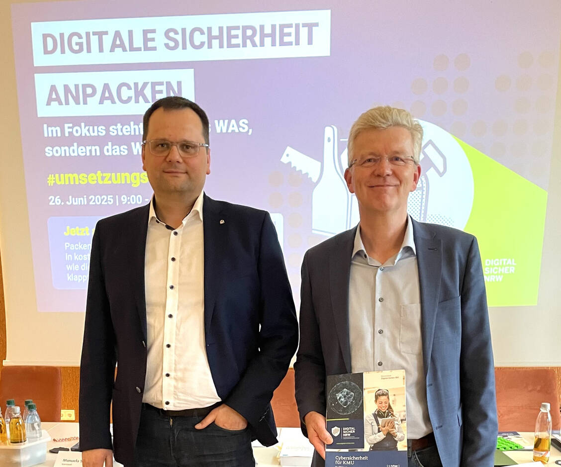 Sebastian Barchnicki (links) von »DIGITAL.SICHER.NRW« und  der AVWL-Vorstandsvorsitzende Thomas Rochell. / © AVWL