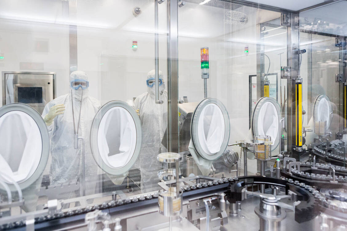 Die Herstellung von Remdesivir ist sehr aufwendig. Gilead hat die Produktion bereits im Januar hochgefahren, wird aber voraussichtlich erst im September ausreichend Wirkstoff zur Verfügung haben, um die weltweite Nachfrage zu decken. / Foto: Gilead Sciences, Inc
