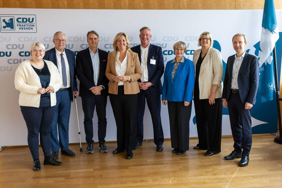 Gemeinsam für starke Apotheken (v.l.): die CDU-Landtagsabgeordneten Jennifer Gießler und Ralf Norbert Bartelt, HAV-Vorsitzender Holger Seyfarth, CDU-Fraktionsvorsitzende Ines Claus, der stellvertretende HAV-Vorsitzende Guido Kruse, die CDU-Landtagsabgeordnete Claudia Ravensburg, Gesundheitsstaatssekretärin Sonja Optendrenk und der CDU-Landtagsabgeordnete Max Schad. / © HAV