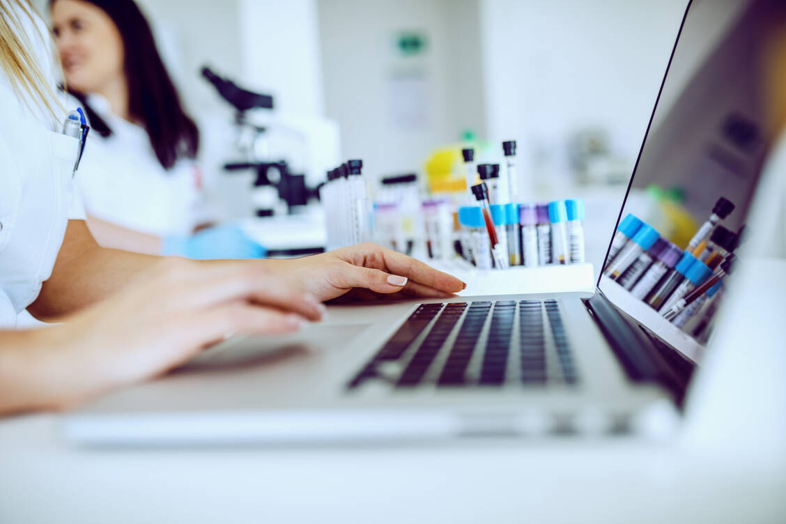 Weltweit wird nach wirksamen Covid-19-Medikamenten gesucht. Ein CCR1-Antagonist soll bald klinisch erprobt werden. / Foto: Adobe Stock / dusanpetkovic1