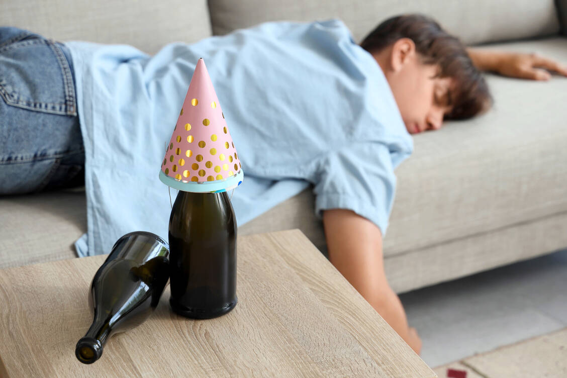 In der Pubertät probieren Jugendliche gerne etwas Neues und sind wagemutiger. Manche erleben ihren ersten Rausch. / © Shutterstock/Pixel-Shot