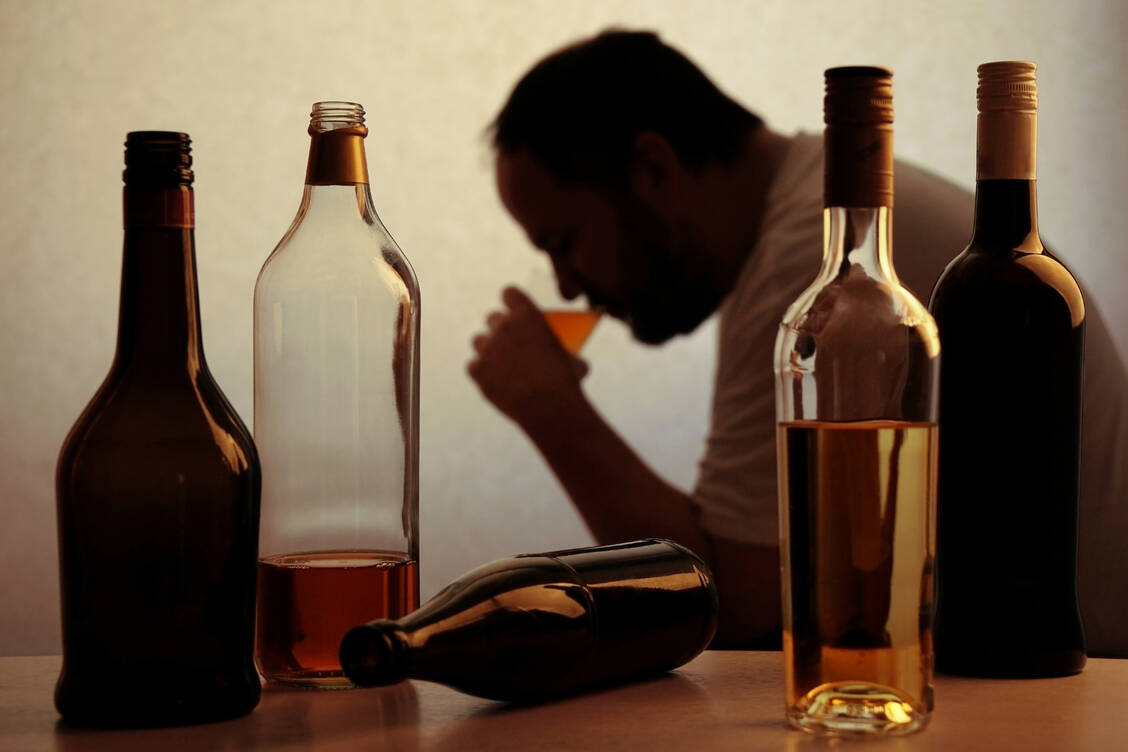 Alkoholsucht ist eine schwere Erkrankung. Die Gene spielen hier mit, aber sie sind nie die alleinige Ursache für die Entwicklung von Abhängigkeit und Sucht. / Foto: Adobe Stock/Axel Bueckert