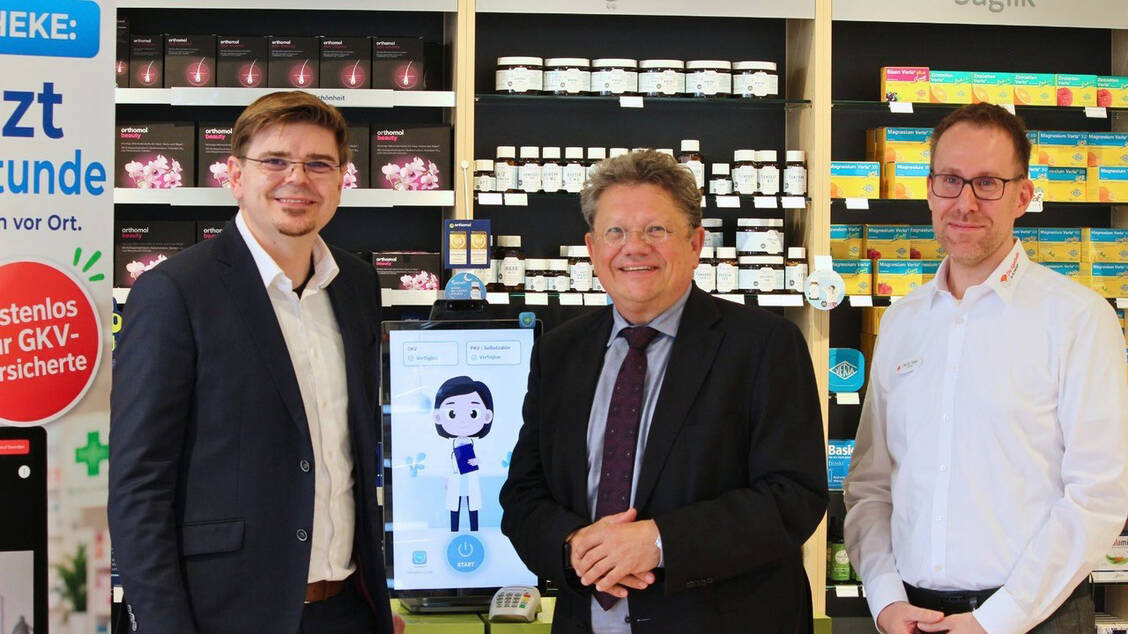 Tauschten sich über assistierte Telemedizin in Apotheken aus (v.l.): SymptoX-Gründer Andreas Noack, Niedersachsens Gesundheitsminister Andreas Philippi (SPD) und Apotheker Arne Trettin. / © Trettin Apotheken