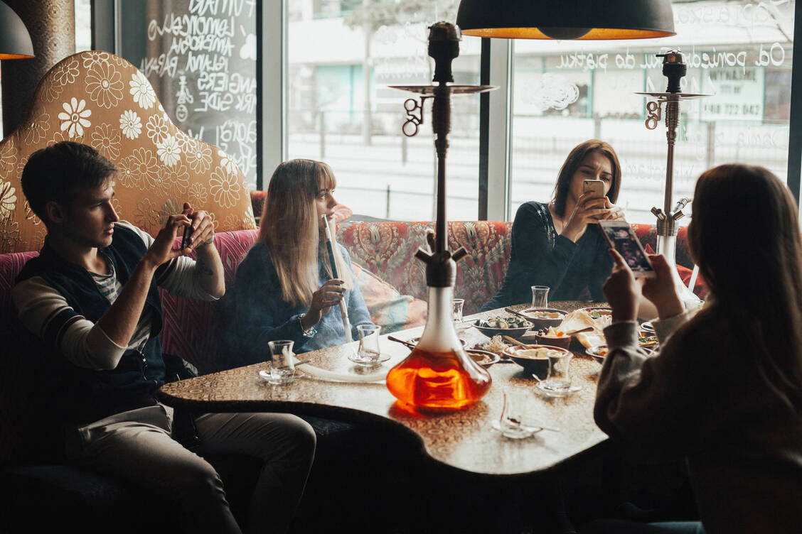 Betreiber von Shisha Bars sollen in Hamburg zukünftig Warnmelder für Kohlenmonoxid installieren und die Lüftungsanlagen jährlich warten lassen.  / Foto: ©Helga Bragina - stock.adobe.com