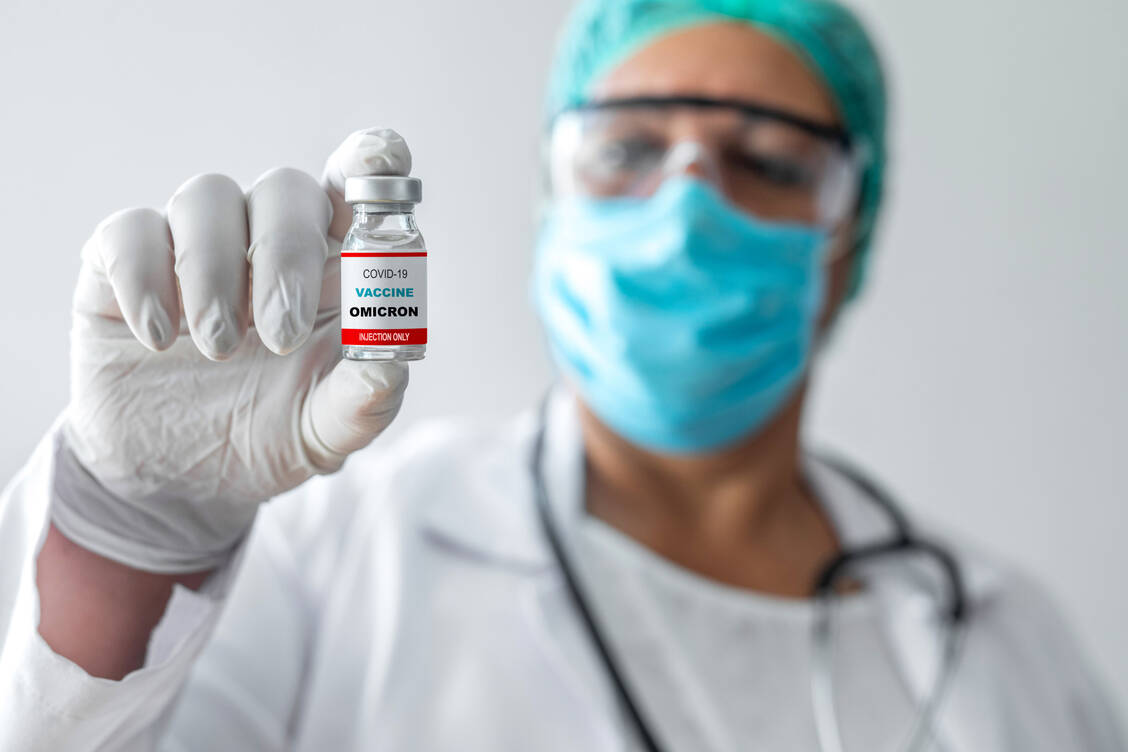 Erste Ergebnisse mit einem Omikron-Booster an Affen enttäuschen die Hoffnung, dass ein angepasster Impfstoff die Immunantwort deutlich optimiert. / Foto: Getty Images/bymuratdeniz