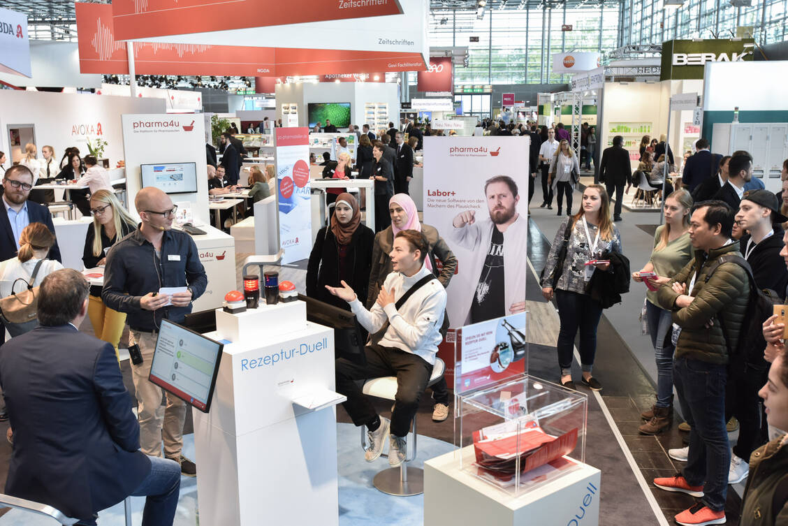Beliebt war in den Vorjahren das Rezeptur-Duell von DAC/NRF am Avoxa-Stand. / Foto: Expopharm/Oliver Wachenfeld für ZWEILUX