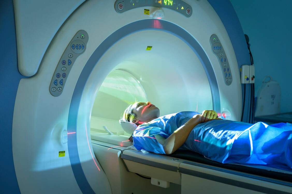 Mithilfe eines Ganzkörper-MRT kann beim Multiplen Myelom abgeschätzt werden, wie stark der Knochenmarkbefall ist. / Foto: Getty Images/Rakusen
