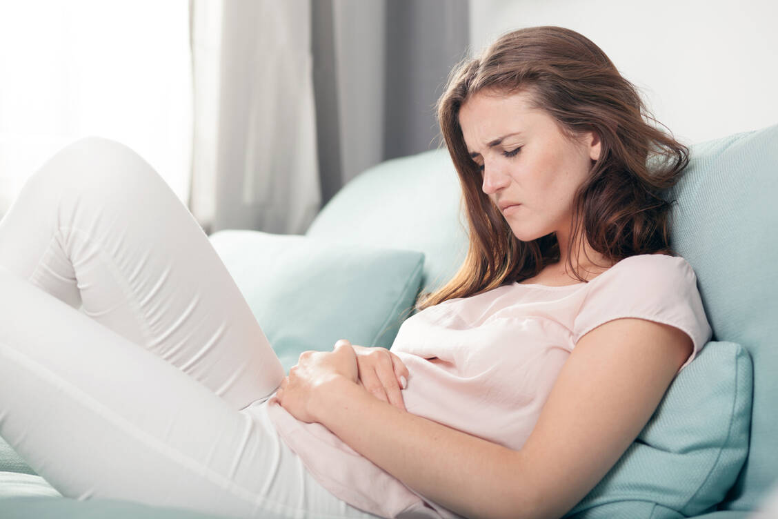 Etwa 50 bis 75 Prozent der Mädchen und jungen Frauen leiden an einer schmerzhaften Regelblutung.  / Foto: Adobe Stock/leszekglasner