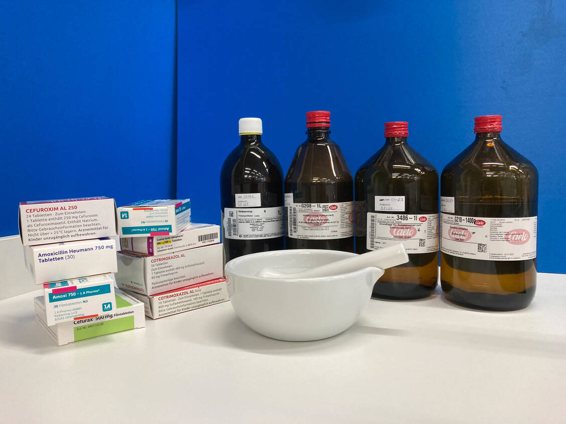 Im Labor von DAC/NRF wird sorgfältig geprüft, wie sich Antibiotika-Säfte auch aus Fertigarzneimitteln herstellen lassen. / Foto: DAC/NRF