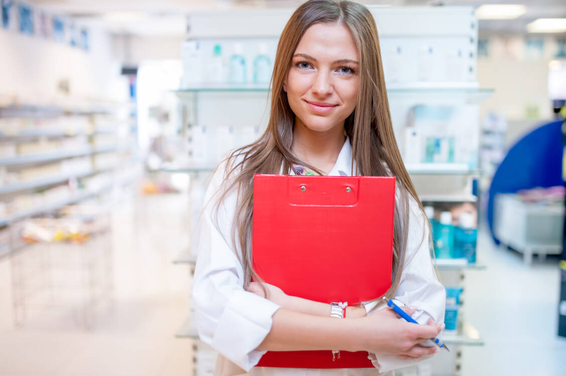 Der Ausbildungsleitfaden für PhiP soll eine strukturierte praktische Ausbildung in der Apotheke unterstützen.  / Foto: Adobe Stock/Hoda Bogdan