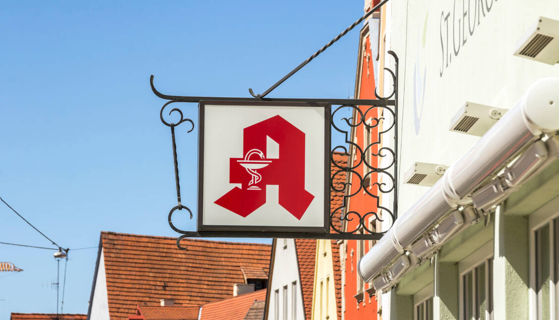 Wer eine Apotheke kaufen möchte, muss zum Teil viel Geld bezahlen. Wie hoch die Preisunterschiede sein können, legt eine aktuelle Analyse der Apobank dar. / Foto: Adobe Stock/doganmesut