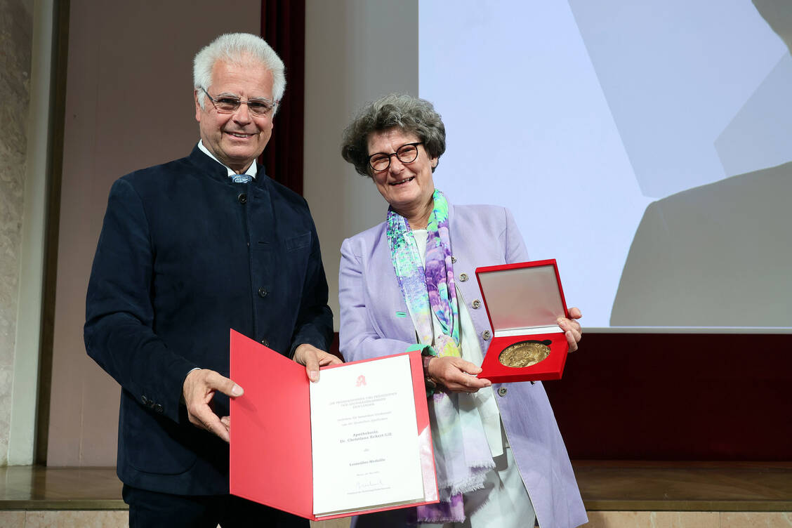 Beim Pharmacon in Meran wurde die Apothekerin Dr. Christiane Eckert-Lill für ihr besonderes und jahrzehntlanges Engagement geehrt. / Foto: Avoxa/Alois Müller