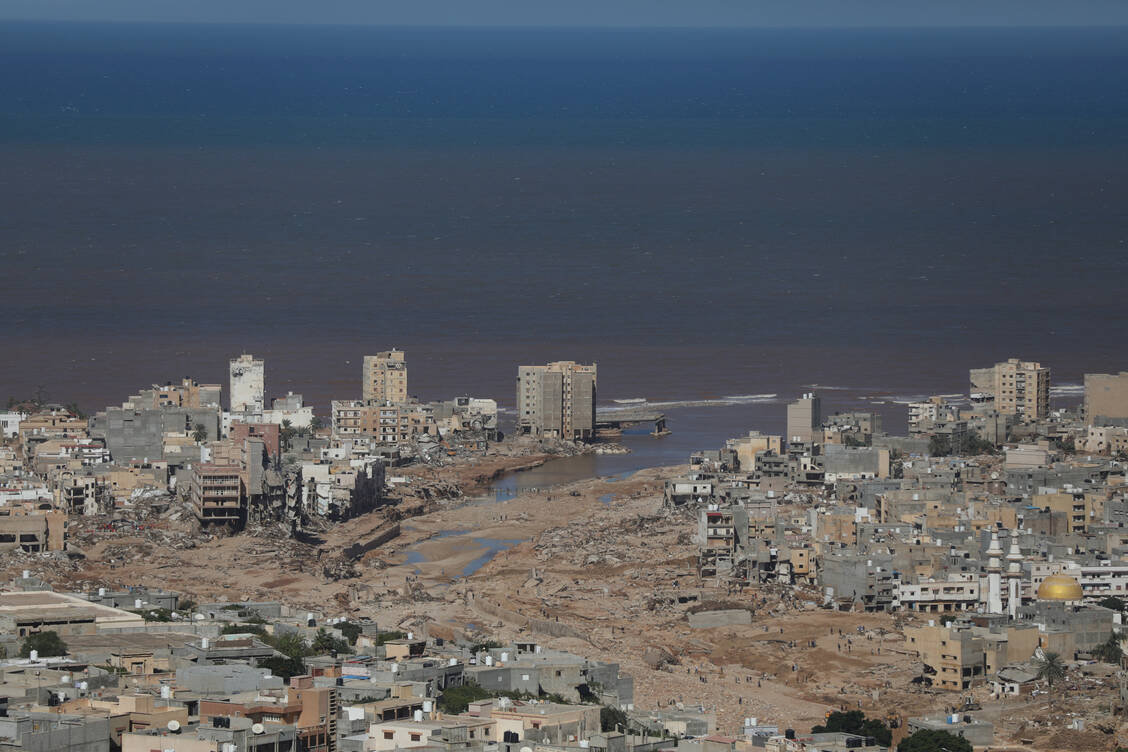 Apokalyptisch mutet der Blick auf die libysche Küstenstadt Darna an, die schwer von der Unwetterkatastrophe getroffen wurde. Nach heftigen Regenfällen waren zwei Dämme gebrochen, die ganze Stadtteile ins Meer spülten. / Foto: picture alliance / EPA