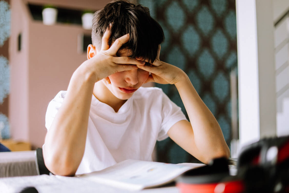 Depressionen können sich bei Kindern und Jugendlichen unterschiedlich äußern und variieren je nach Altersgruppe. / Foto: Getty Images/Tatsiana Volkava
