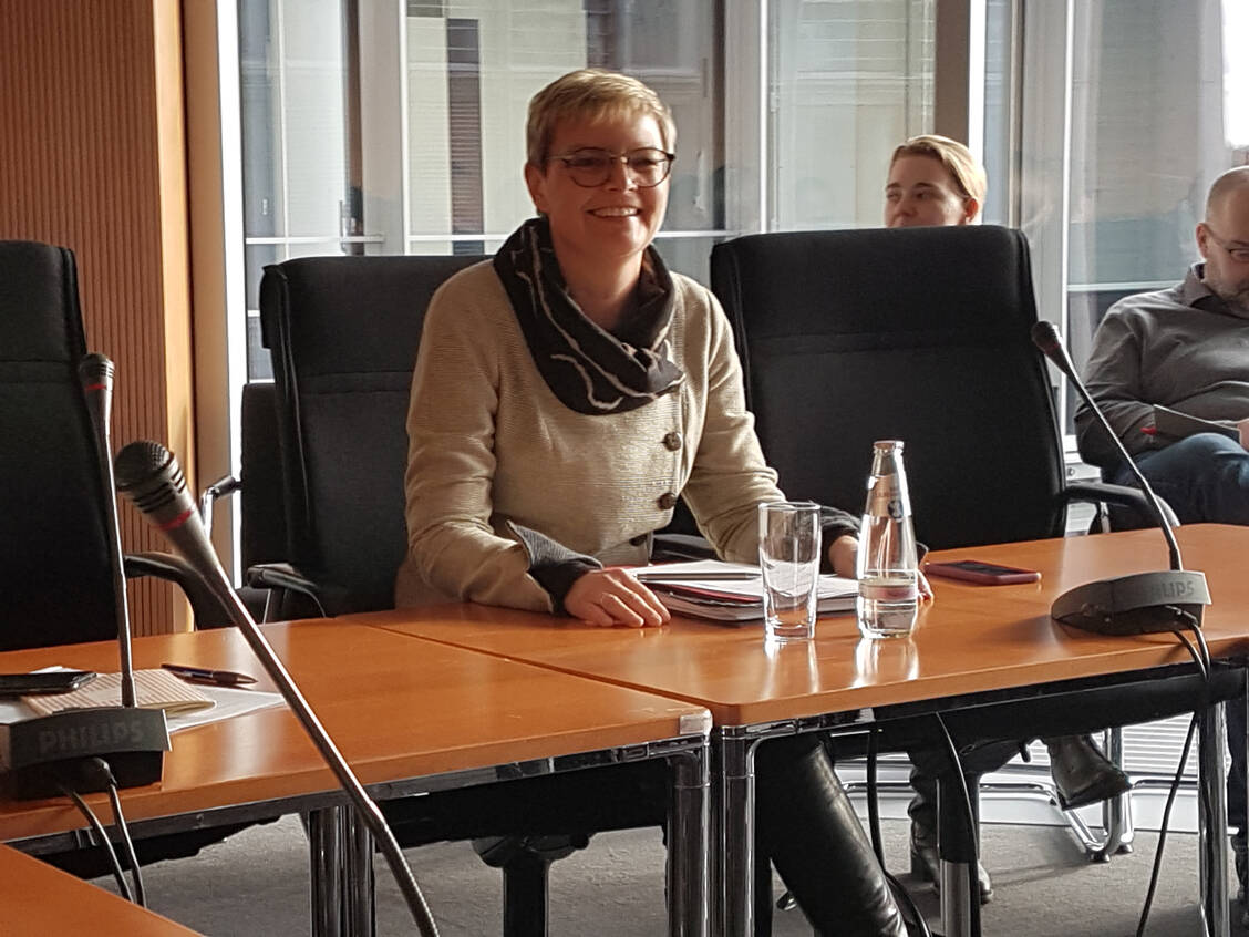 Pressegespräch im Bundestag: Sabine Dittmar, Gesundheitsexpertin der SPD, stellte sich heute gut gelaunt den Fragen der Journalisten. / Foto: PZ/Evans