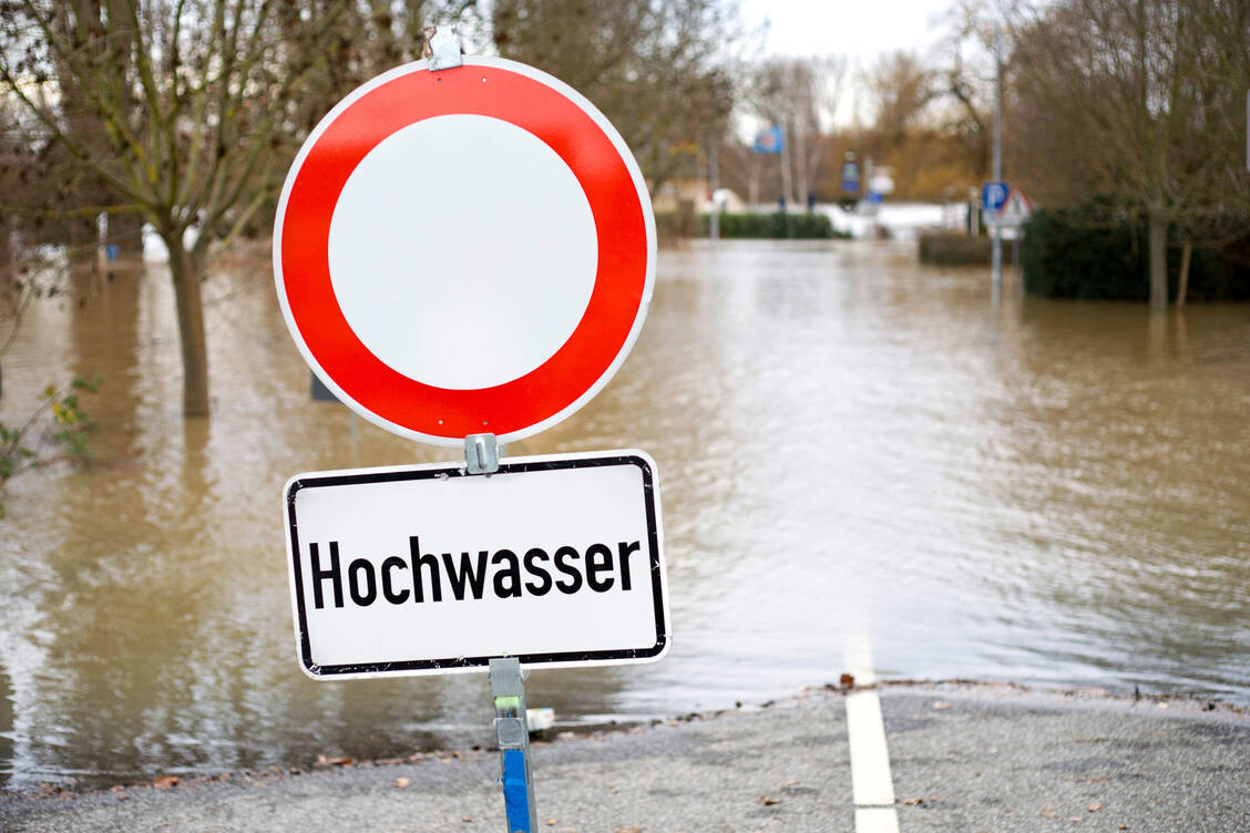 Je nach Lage des Betriebs sollten sich Apotheken gut gegen Hochwasser ver- und absichern. / © Getty Images/ollo