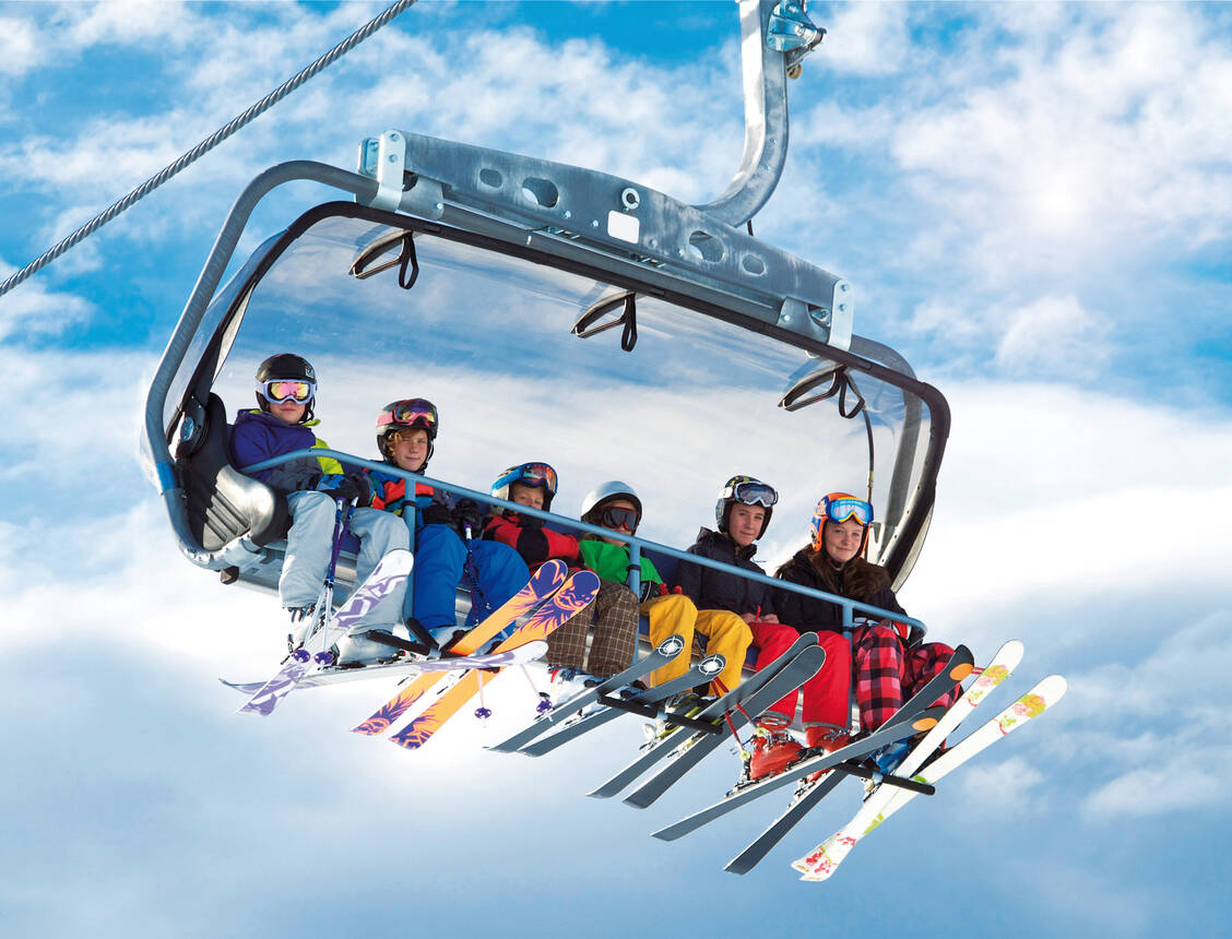 Im Skiurlaub kam es in diesem Winter zu einigen Ansteckungen mit SARS-CoV-2, wohl vor allem beim Après-Ski, möglicherweise aber auch bei Kinder-Skikursen. In den französischen Hochalpen passierte bei einem Fallbeispiel allerdings nichts, trotz eines infizierten Kindes. / Foto: Adobe Stock/grafikplusfoto