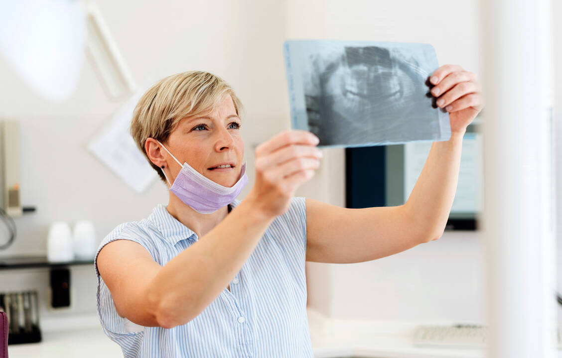 Mitunter können zahnärztliche oder kieferorthopädische Maßnahmen helfen, den übermäßigen Speichelfluss einzudämmen. / © Adobe Stock/contrastwerkstatt